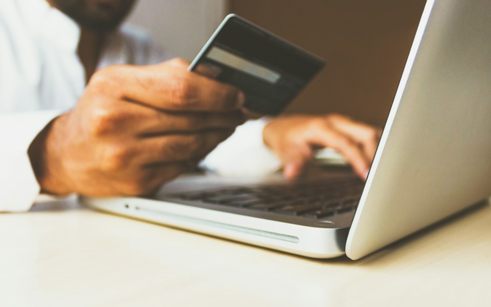 Online nákup na notebooku s platební kartou