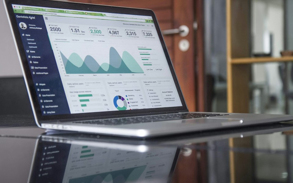 Notebook s přehledem dat a grafy ve webové aplikaci
